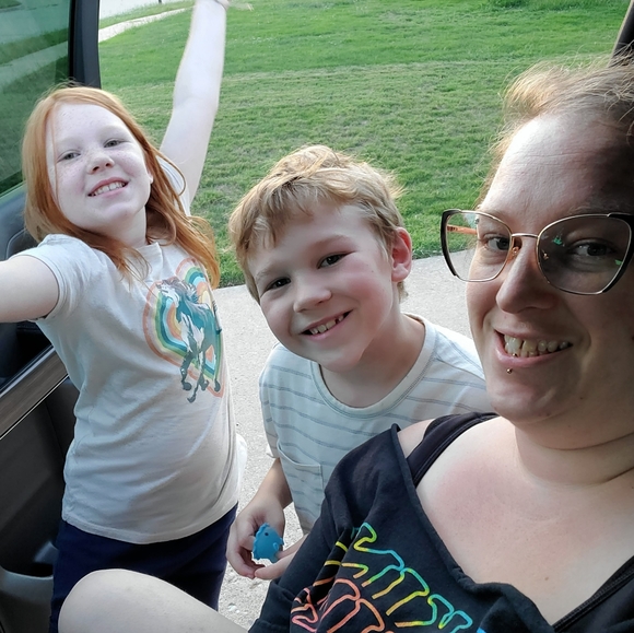 JEWELRY MODERN TO VINTAGE . ART GLASS . DISHES VINTAGE . CLOTHES OF ALL KINDS - Picture 7 of 8